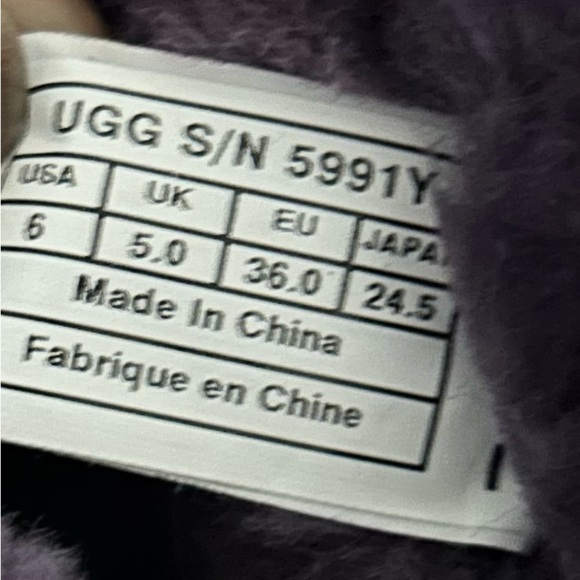 Ugg Bailey Button Leather Sheepskin Lined Purple Pull on Boots (5991Y) Size 6 - Picture 8 of 9
